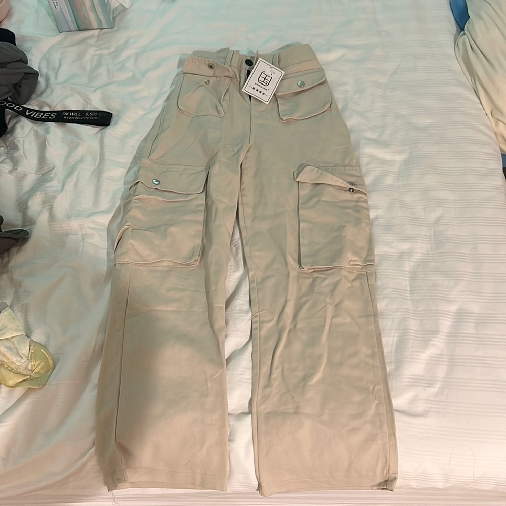 Beige cropped cargo pants, brand new from Cocaikw.